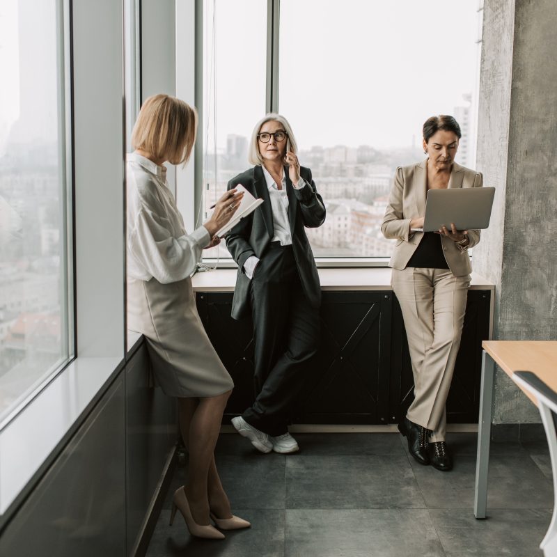 trois femmes discutent lors d'une réunion